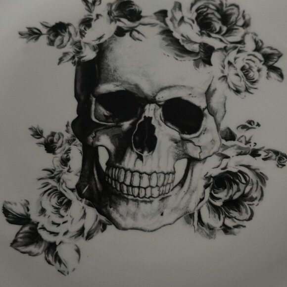 Skull Plate with roses Purchased in Europe; comes with a free gift - Picture 2 of 3